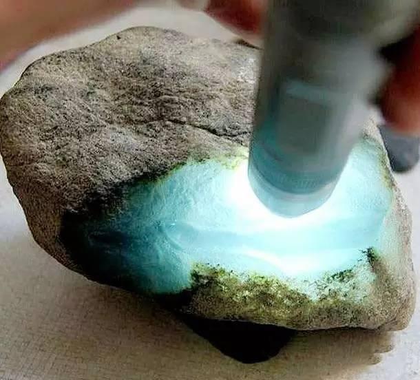 哇! 小伙失恋去赌石, 一刀劈开后净赚980万!