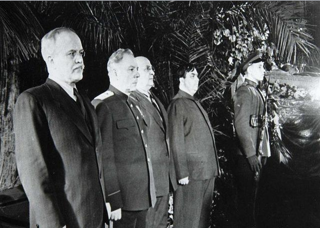 斯大林留给他一手好牌, 他却仅用3年就彻底玩坏