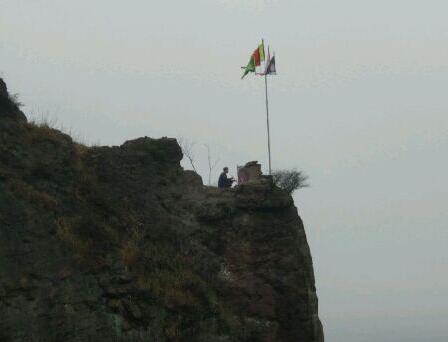 山崖绝壁上一小庙，曾无数人失足坠崖，只为上一柱“龙头香”