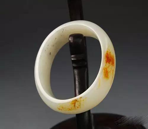 大几万买的玉手镯, 为什么一出店竟变了一个样子?