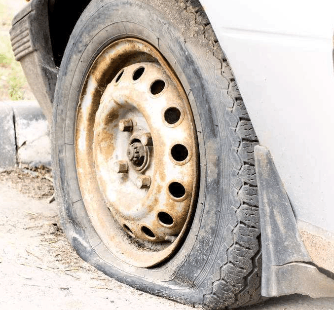 夏天到了,发生爆胎太可怕了,一定要提前预防!_易车