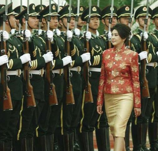 看了奥巴马阅兵, 再看英拉阅兵, 最后看中国的他, 是国人的骄傲!