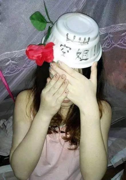 大姐, 你老公不在車上吧, 你這睡姿, 搞不好會離婚的!