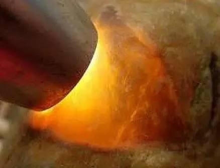 哇! 小伙失恋去赌石, 一刀劈开后净赚980万!