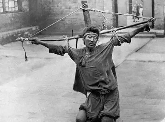 凌遲規定是3357刀, 他卻割了3784刀, 割著還問: 我喊疼了嗎?