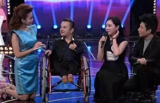 明星下跪瞬间: 前八个让人心生敬佩, 后两个让人心生愤怒! 王思聪都看不下去了!