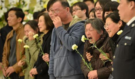 鏡頭下: 為救人犧牲的情侶, 婚禮與葬禮同時進行, 上千人悼念!