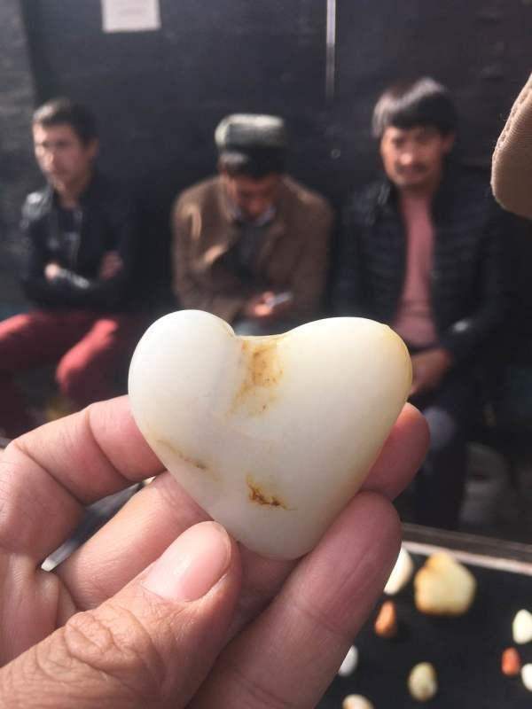 玉店伙计把价值200万的原石籽料摔裂, 老板没开除他还给奖金