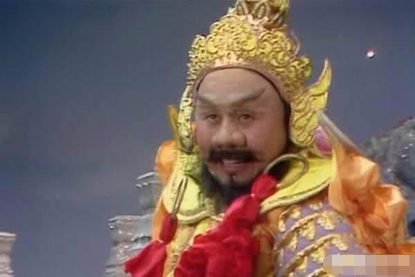 玉帝只有10万天兵天将, 而猪八戒有80万天河水军, 为什么不反玉帝自己做玉帝?