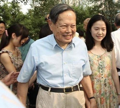 宇宙天才霍金逝世, 留下3個神秘預言, 楊振寧: 都是假的