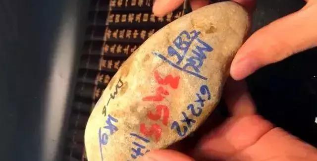 男子拿百万赌玉, 妻子和别人跑了, 差点沦为乞丐, 这块料子救了他