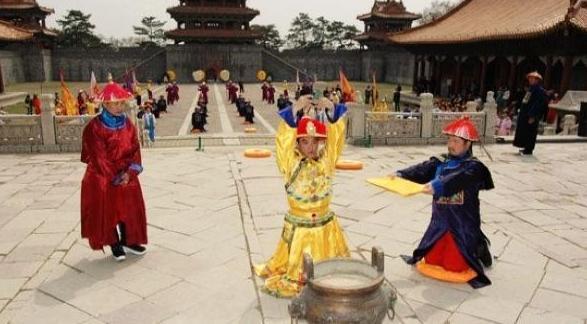 康熙拜孔子墓遲遲不下跪, 大臣遮住了墓碑上1個字, 康熙立馬下跪叩拜!