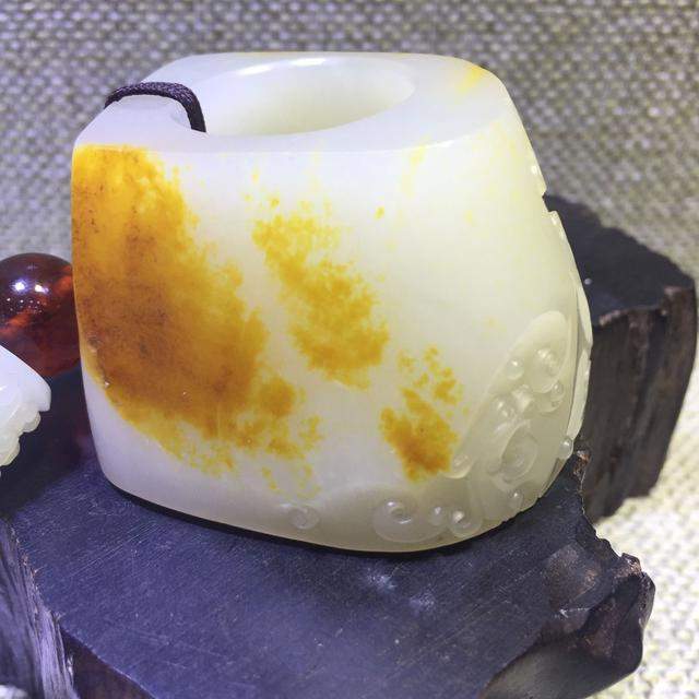 50万从新疆玉器市场买来籽料原石, 被老婆骂乱花钱, 切开后!