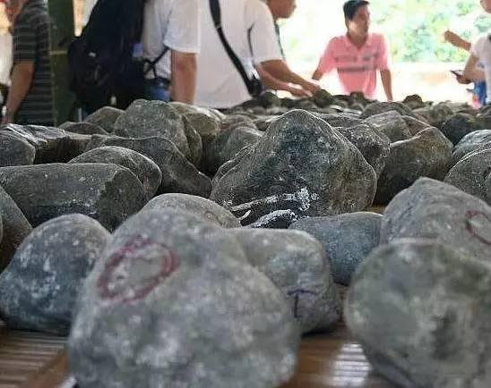 哇! 小伙失恋去赌石, 一刀劈开后净赚980万!