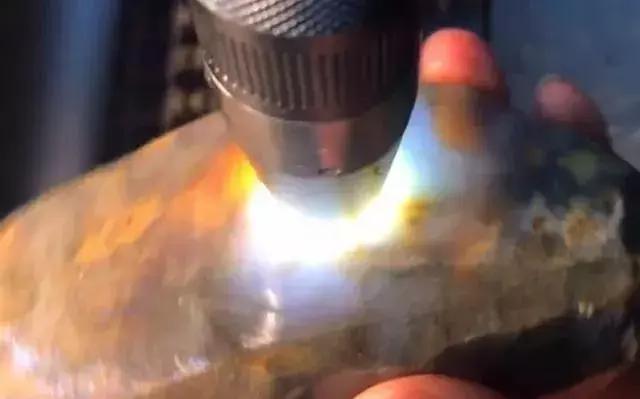 男子拿百万赌玉, 妻子和别人跑了, 差点沦为乞丐, 这块料子救了他