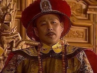 康熙拜孔子墓遲遲不下跪, 大臣遮住了墓碑上1個字, 康熙立馬下跪叩拜!