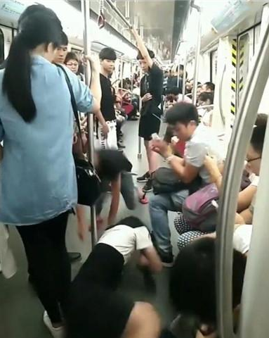 地鐵上年輕情侶昏厥, 乘客一邊呼救一邊打120, 事后十分后悔: 真不該管他