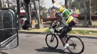 搞笑Gif: 大爷卖肉是认真的! 哈哈不知道是哪里的? 这么有福气能吃上这种肉!