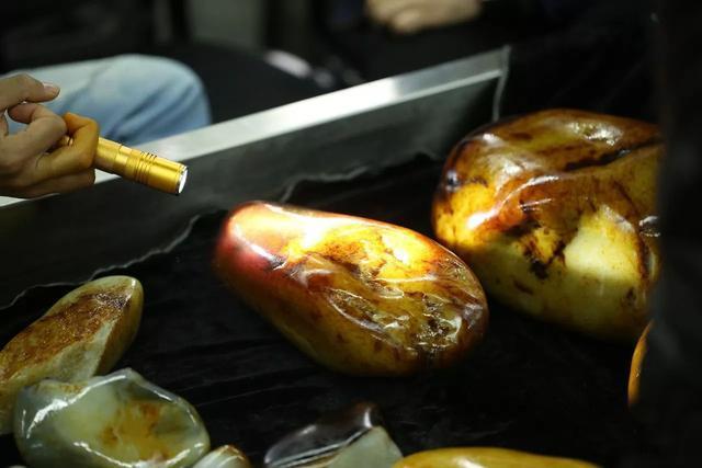 最新报道!刚刚运来一卡车价值千万的籽料, 结果……