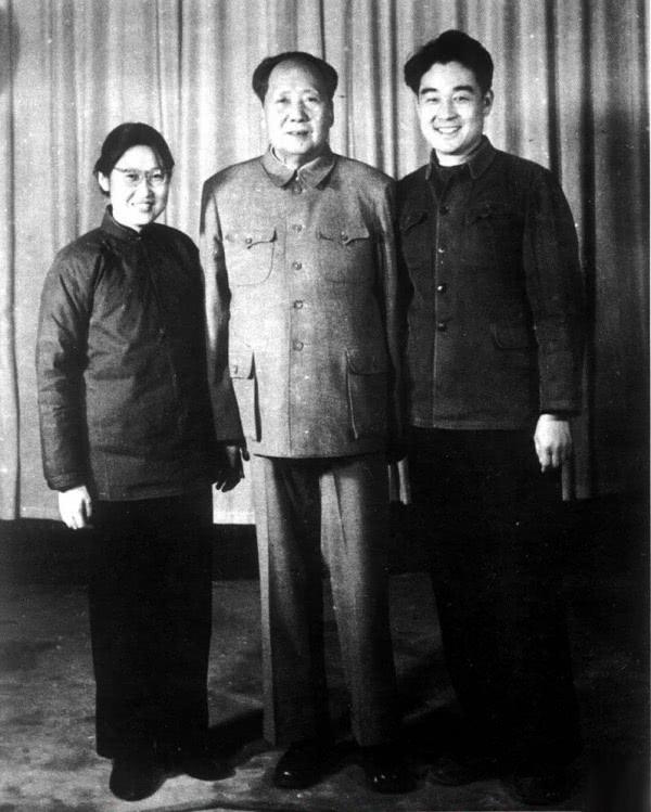 他是毛主席的大女婿, 父親是開國中將, 如今兩孩子已經是億萬富翁