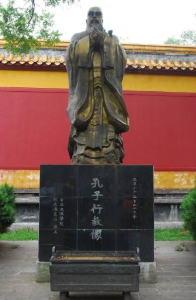 康熙拜孔子墓遲遲不下跪, 大臣遮住了墓碑上1個字, 康熙立馬下跪叩拜!