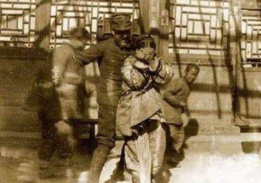 罕见老照片: 八国联军当众侮辱女孩, 图三是日本鬼子的伪善面孔