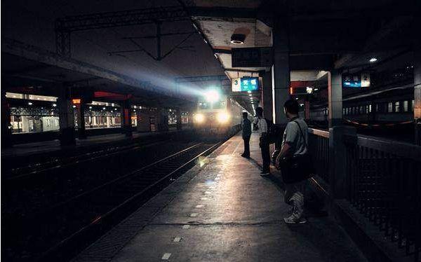 凌晨火车进站时, 为何乘务员强制要拉上窗帘?