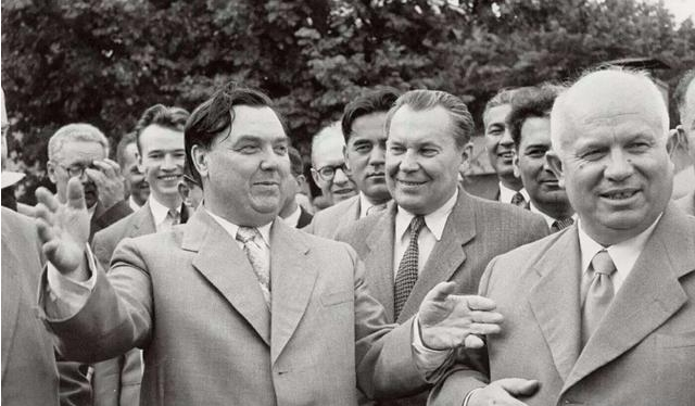 斯大林留给他一手好牌, 他却仅用3年就彻底玩坏