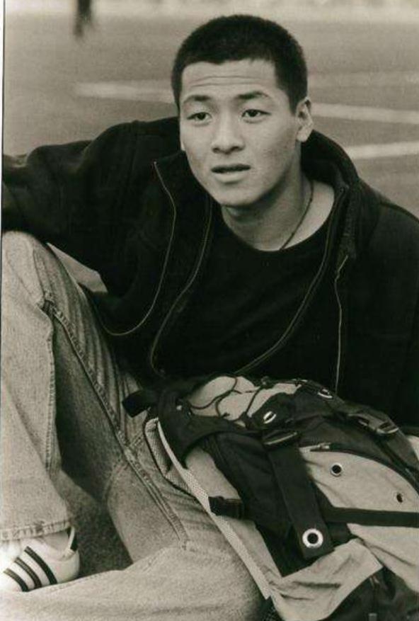 他出道多年没名气, 与同学朱亚文飙戏走红, 妻子改了名字很特别