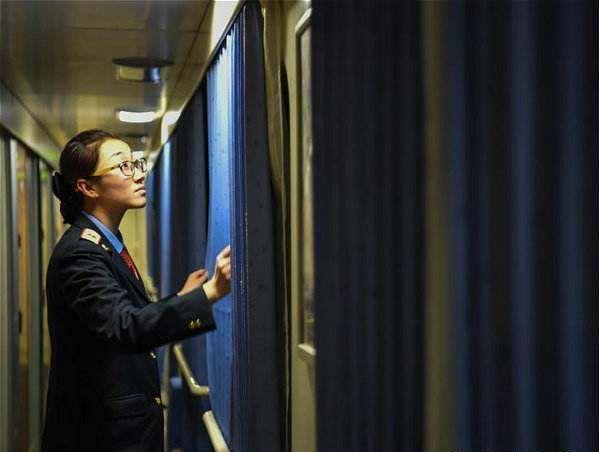 凌晨火车进站时, 为何乘务员强制要拉上窗帘?