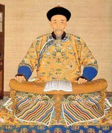 康熙拜孔子墓遲遲不下跪, 大臣遮住了墓碑上1個字, 康熙立馬下跪叩拜!