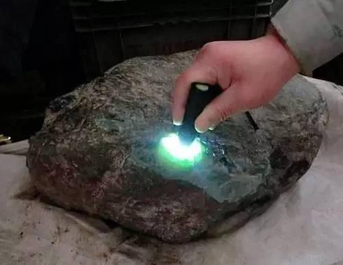 哇! 小伙失恋去赌石, 一刀劈开后净赚980万!