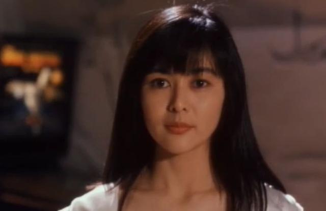 关之琳堪称“尤物”! 年轻时的她有多美, 看郭富城的眼神就知道了