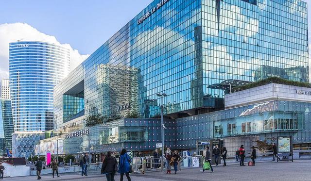 印度美女来中国, 买了5条丝巾付完款转身就走, 却被老板立马叫住