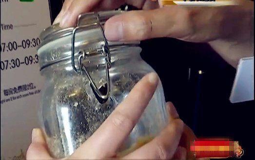 男子自助餐吃出玻璃, 酒店赔500, 治疗费全包, 女友: 我出5000, 你来吃