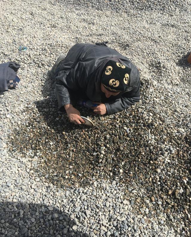 玉变好了这不是作假吗? 刚挖出来的籽料原石都要“处理”一下