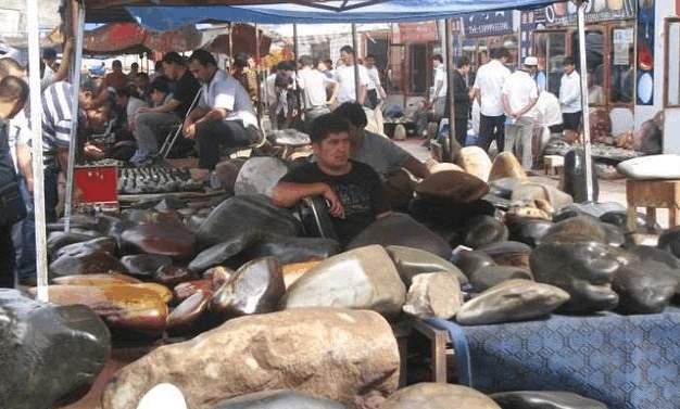 50万从新疆玉器市场买来籽料原石, 被老婆骂乱花钱, 切开后！