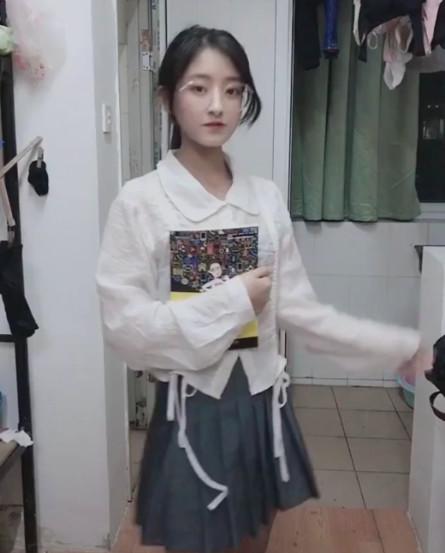 女大學生宿舍自拍，掛著的東西亮了，網友：妹子，下回注意點！