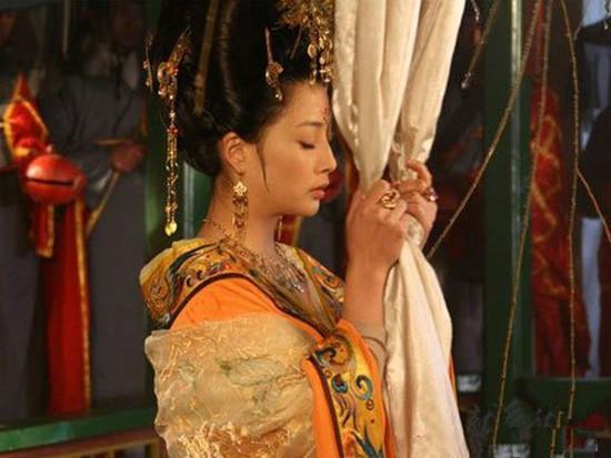 皇帝专宠皇后十几年, 死前: 其他妃子都能改嫁, 但皇后必须要毒死