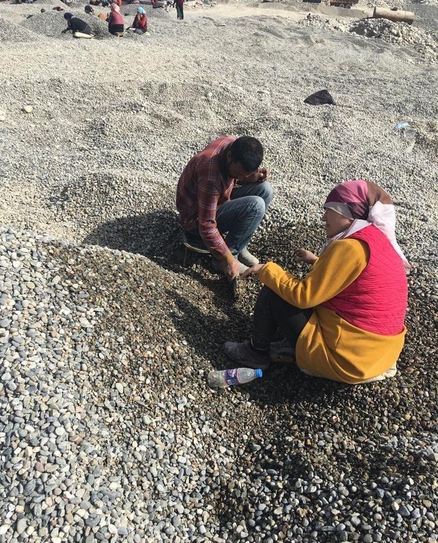 玉变好了这不是作假吗? 刚挖出来的籽料原石都要“处理”一下