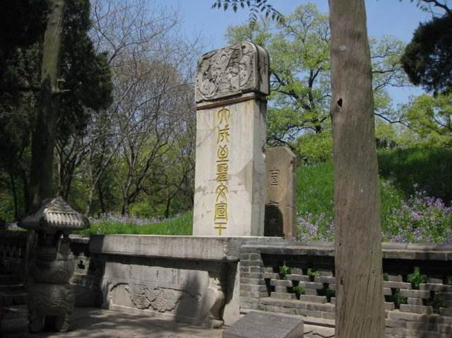 康熙拜孔子墓遲遲不下跪, 大臣遮住了墓碑上1個字, 康熙立馬下跪叩拜!