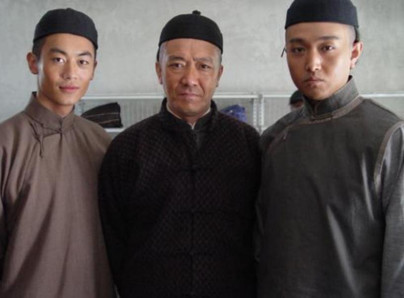 他出道多年没名气, 与同学朱亚文飙戏走红, 妻子改了名字很特别