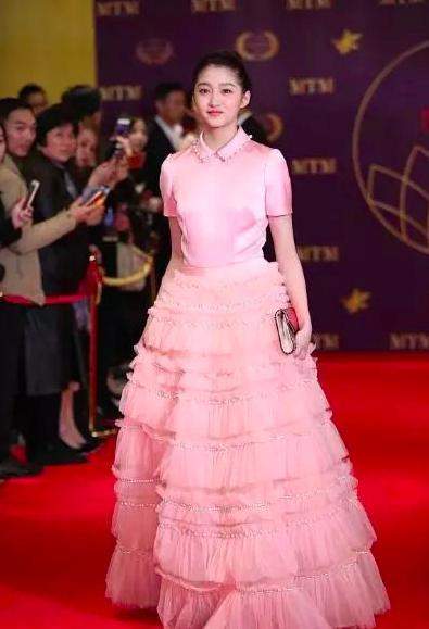 看完关晓彤的红毯造型进阶,莫名觉得她这次可爱多了