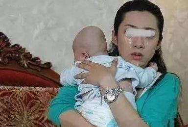 老公嫌孩子吵, 跟我分房睡, 半夜去他房间摸了他手一下, 我想离婚