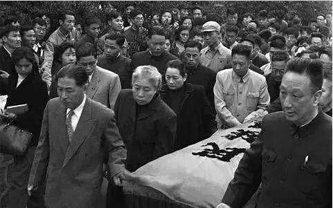 鲁迅去世, 他唯一的儿子后来怎么样了? 说出来你可能不信