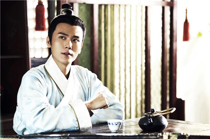 三国有个名将, 关羽暗恋其母, 张飞杀死其父, 曹操还认他当儿子