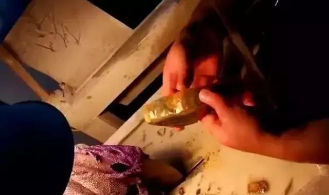 男子拿百万赌玉, 妻子和别人跑了, 差点沦为乞丐, 这块料子救了他