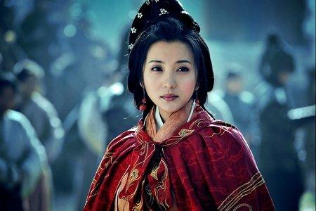 三国有个名将, 关羽暗恋其母, 张飞杀死其父, 曹操还认他当儿子