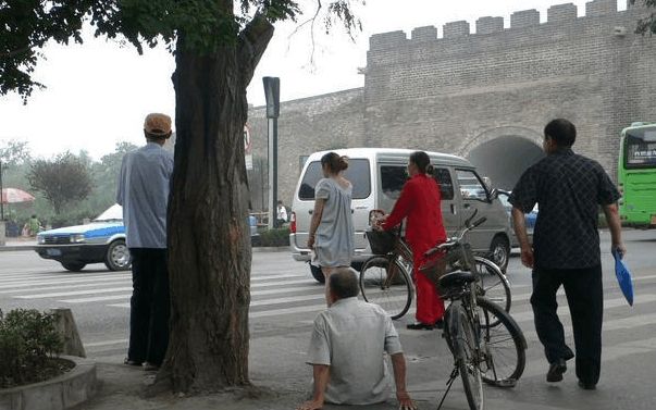 遇到碰瓷别慌张, 三句话吓跑碰瓷者, 连交警都佩服, 收藏转发分享!