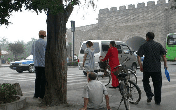 遇到碰瓷别慌张, 三句话吓跑碰瓷者, 连交警都佩服, 收藏转发分享!